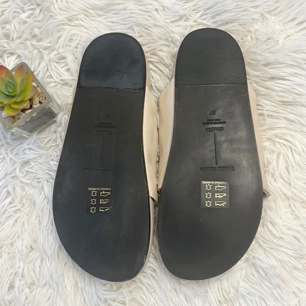 Black Studio Stone Nappa Leather cushioned thong sandals women size 7